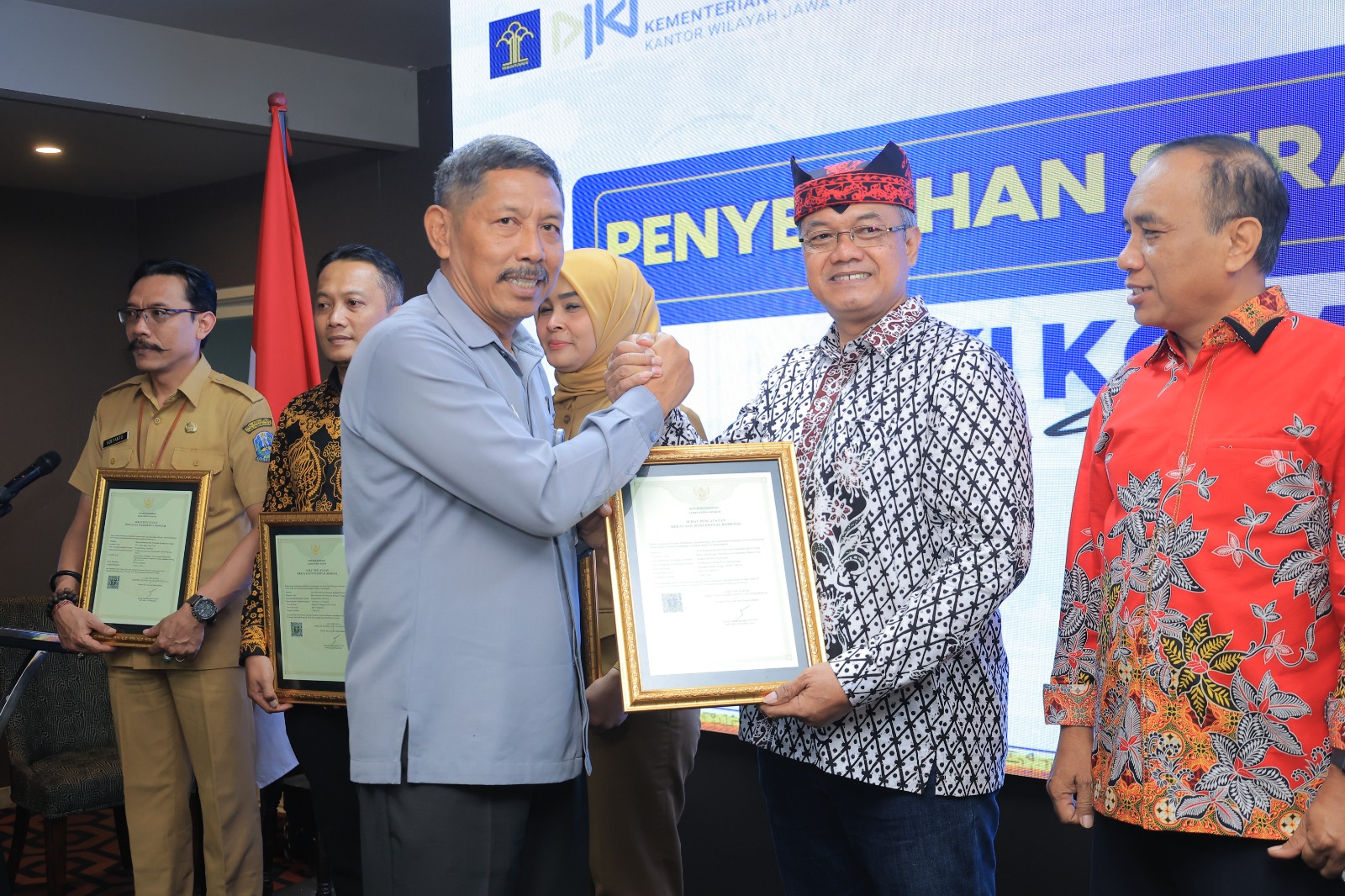 Menteri Hukum Serahkan Surat Pencatatan KI Komunal ke Kabupaten Banyuwangi